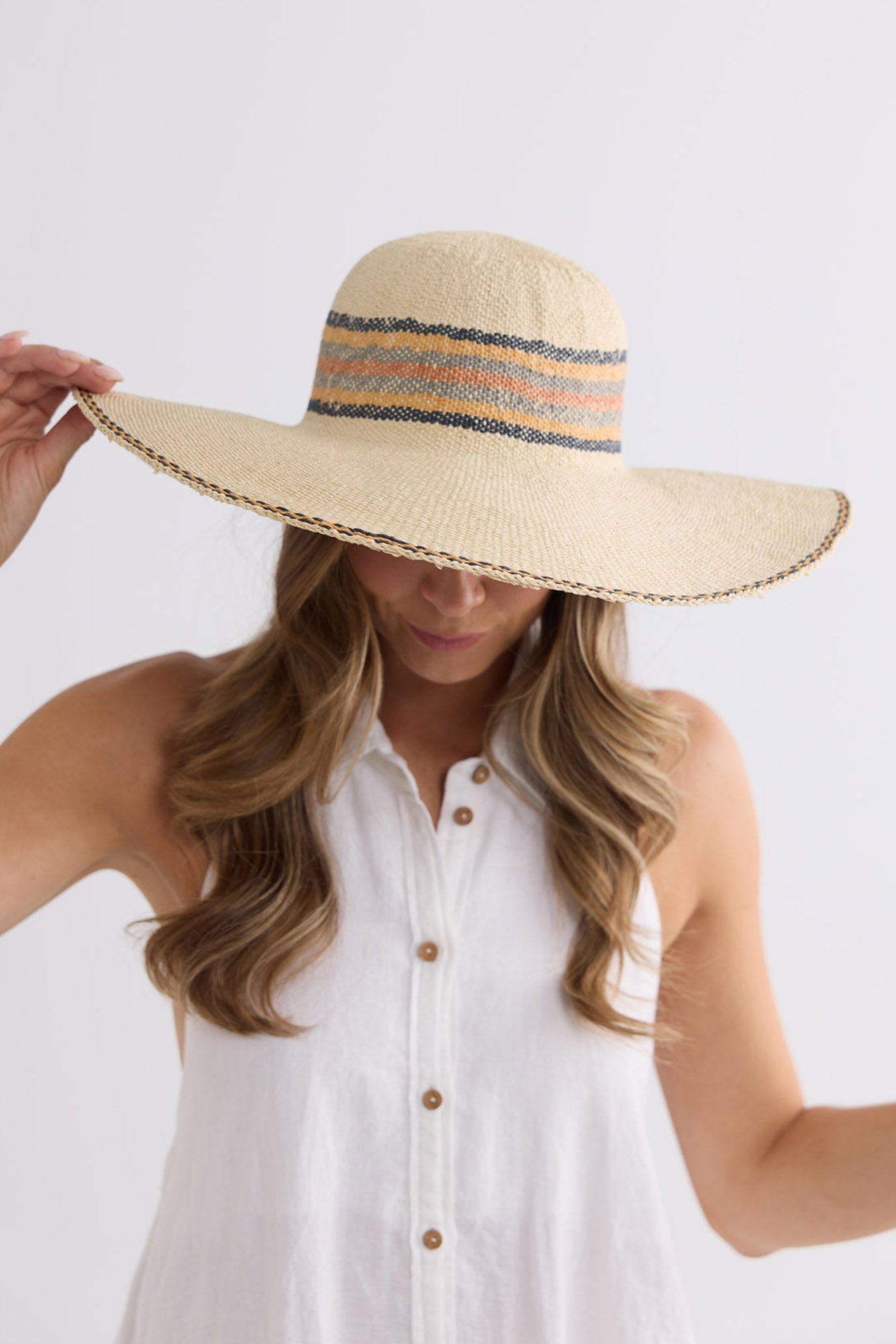 Concetta Hat in beige, detail view.