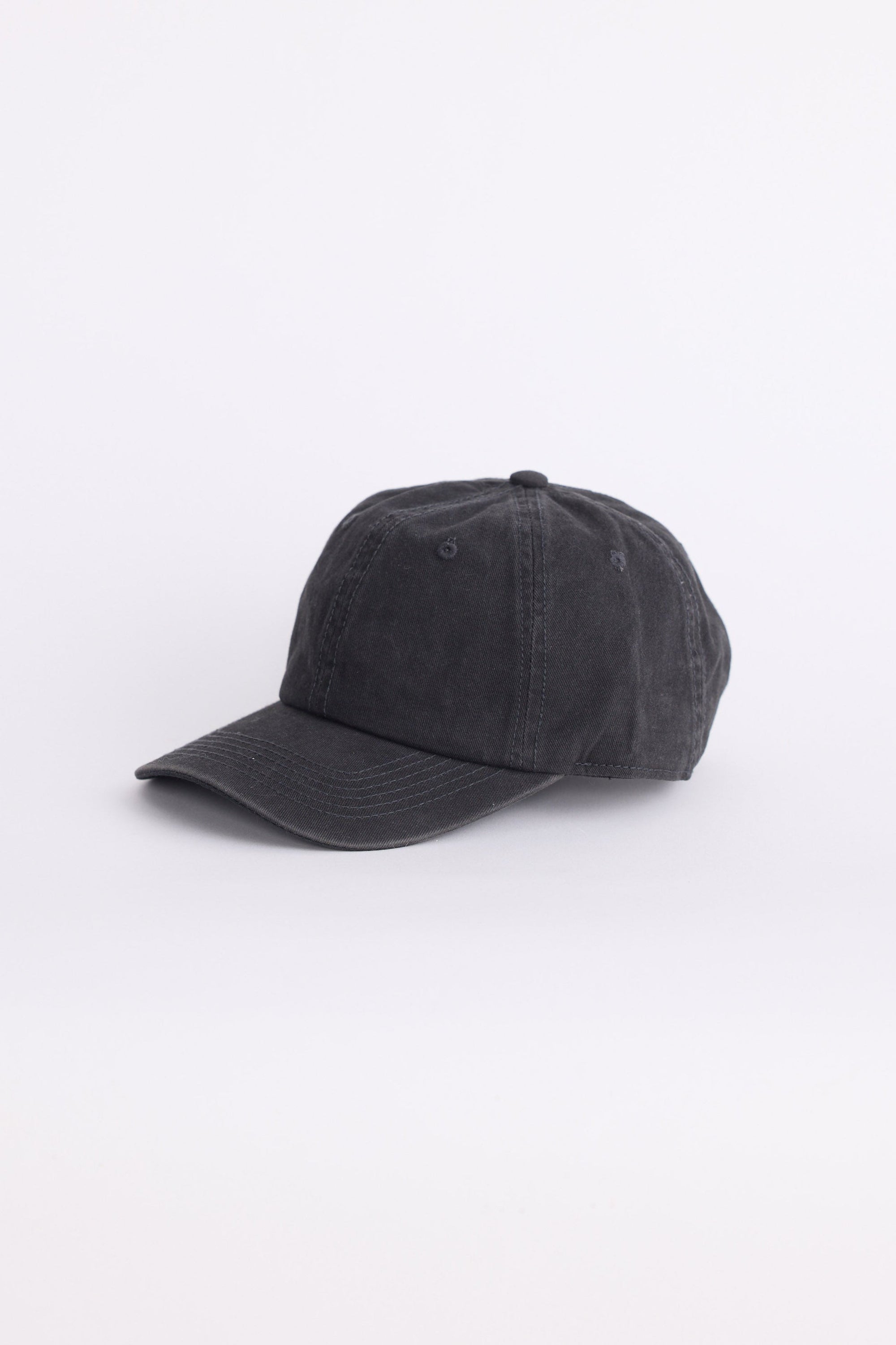 Kenny Cap - Charcoal cap in charcoal with structured silhouette, front view on white background