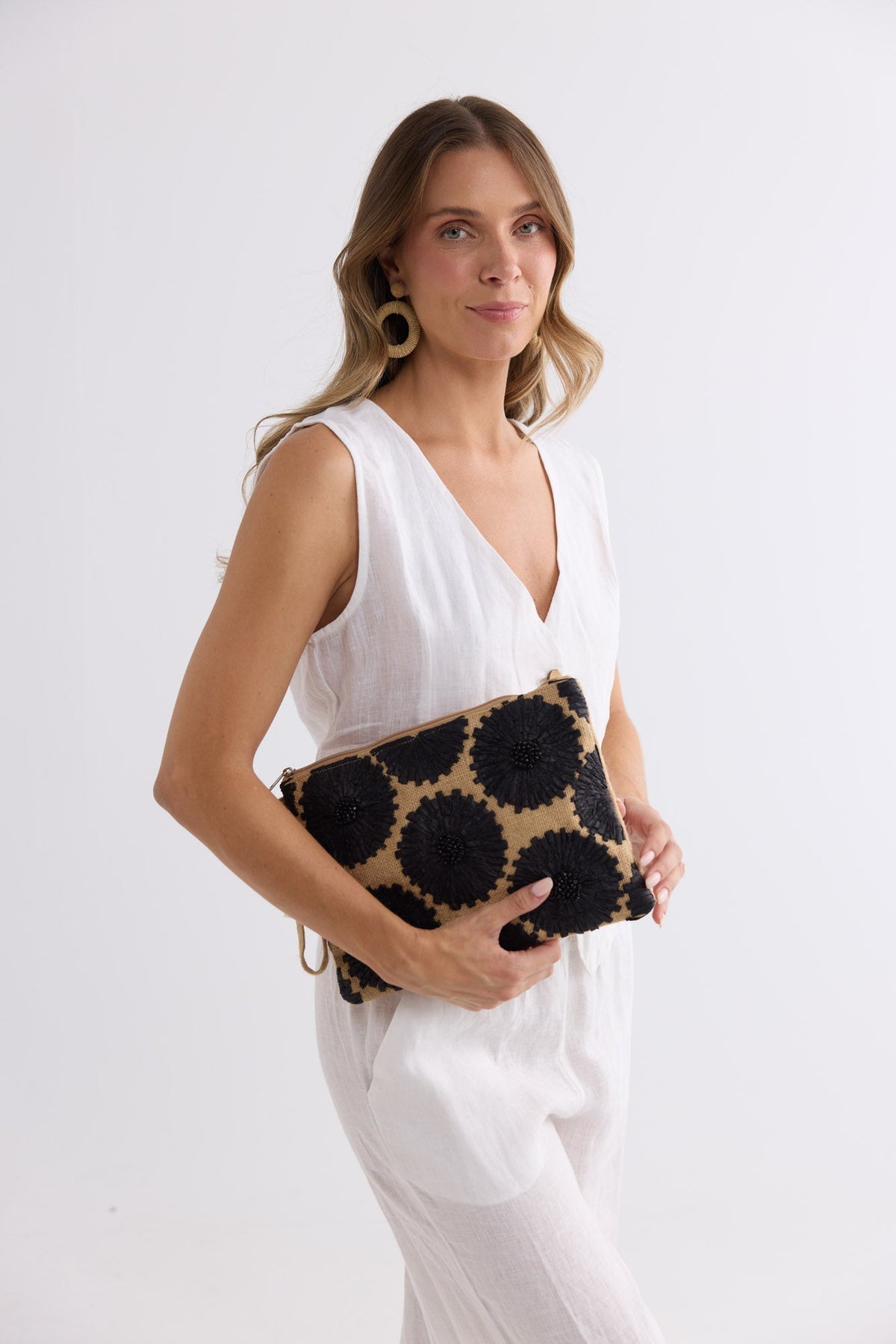 Bahia Clutch in black, side view.