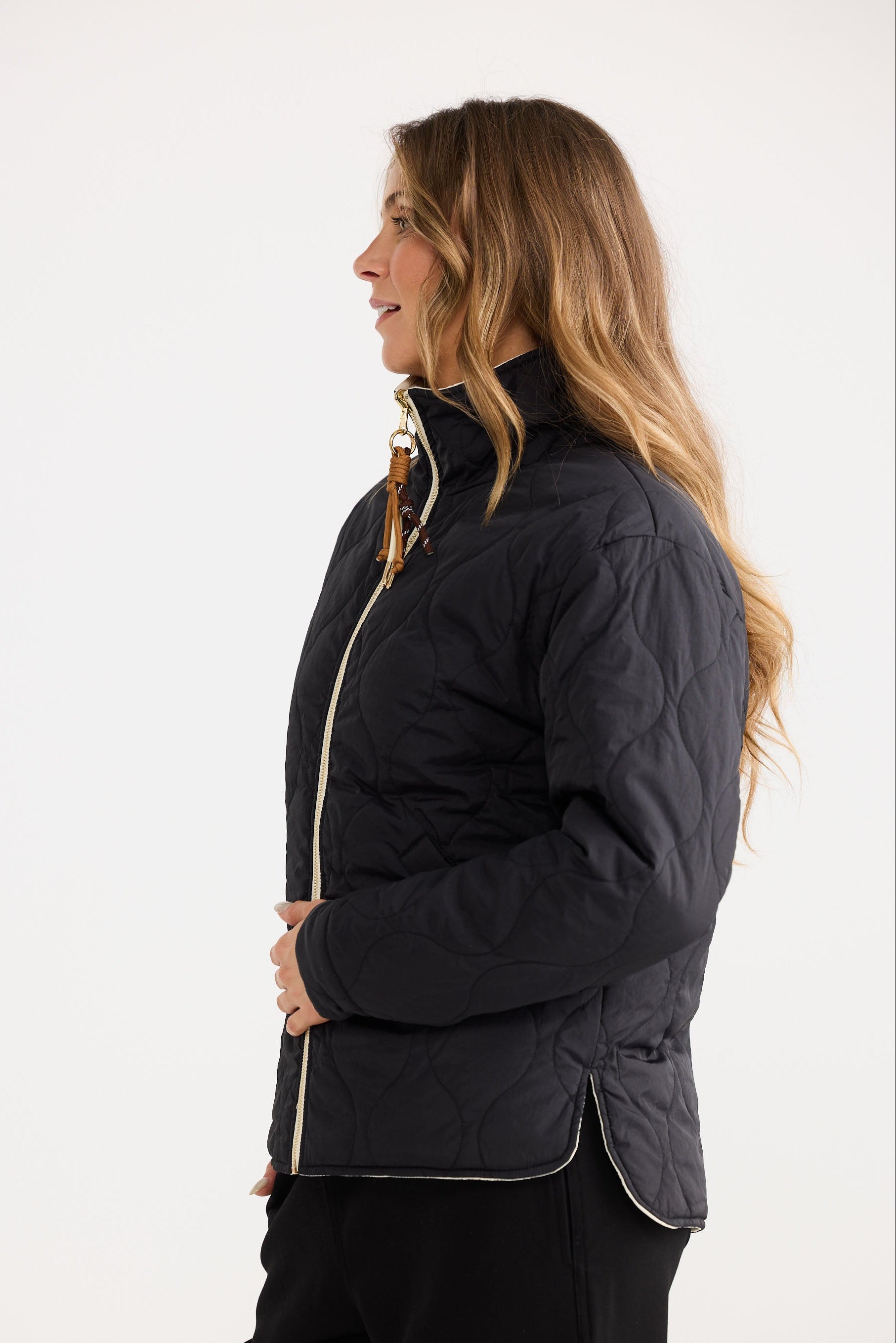 Ellis Puffer in black with cream, showing puffer quilting.