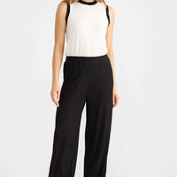 Model wearing Ivy Pant in black.