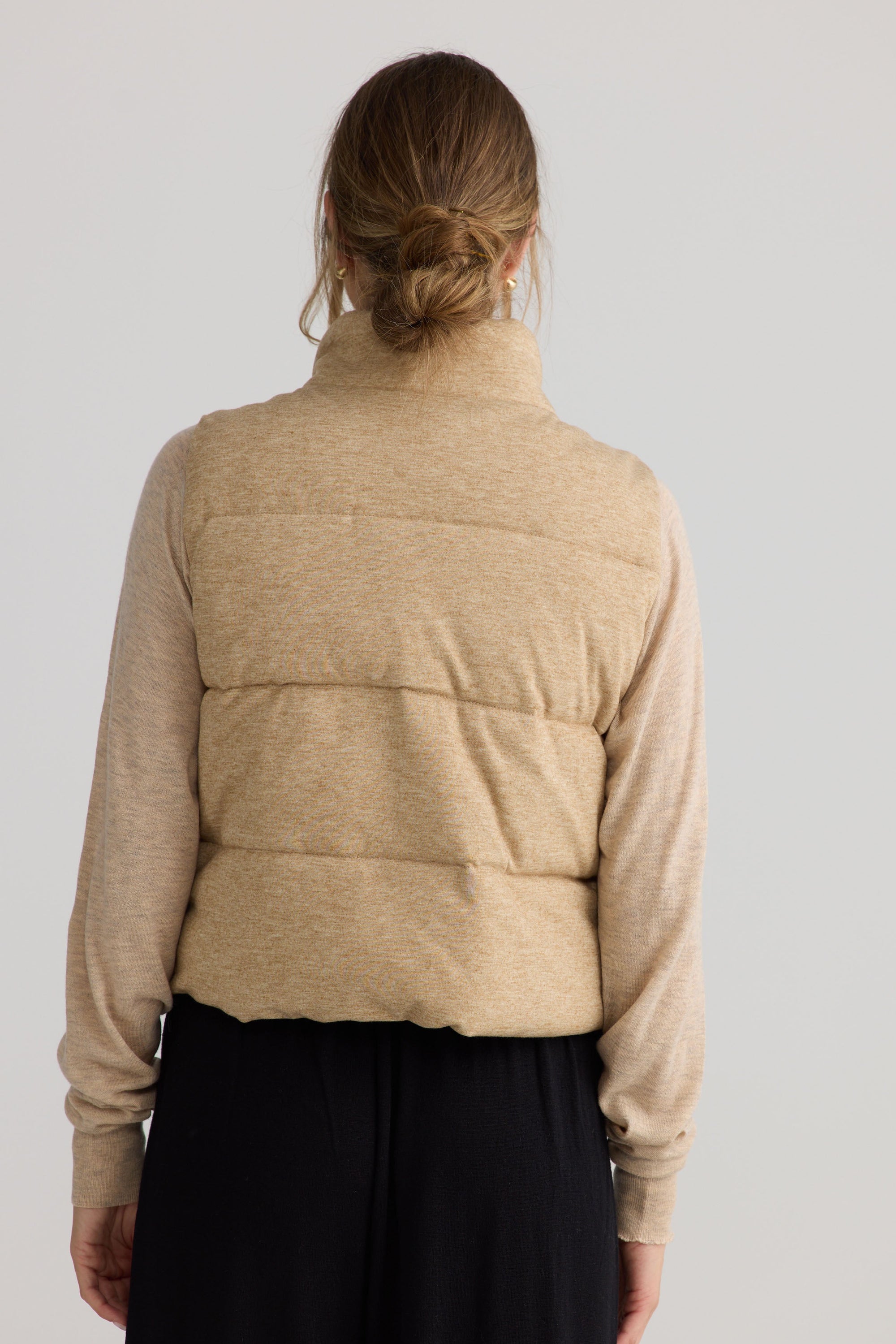Tate Puffer Vest in oat, showing puffer quilting.